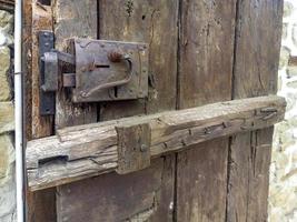 gammal metall och trä låsa av en trä- dörr. stänga upp foto