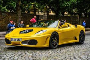 Tyskland, fulda - juli 2019 gul ferrari f430 typ f131 cabrio är en sporter bil produceras förbi de italiensk bil tillverkare ferrari från 2004 till 2009 som en efterträdare till de ferrari 360. de bil är en foto