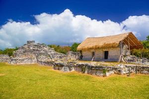 forntida ruiner av maya i el reys arkeologiska zon nära cancun, yukatan, mexico foto