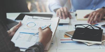 finansiella affärsteam närvarande. affärsman händerna håller dokument med finansiell statistik stockfoto, diskussion och analysrapportdata diagram och grafer. finansiera finansiellt koncept foto