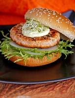 asiatisk utegrill burger foto