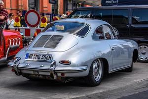 tyskland, limburg - apr 2017 silver porsche 356 coupe 1948 i limburg an der lahn, hesse, tyskland foto