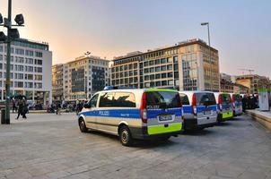 frankfurt, tyskland - 18 mars 2015 polisbilar, demonstration blockupy foto