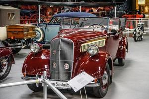 sinsheim, Tyskland - mai 2022 röd opel super 6 1938 cabrio foto