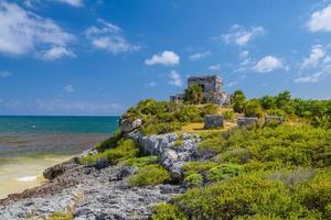 struktur 45, offertories på kullen nära stranden, mayaruiner i tulum, riviera maya, yucatan, karibiska havet, mexiko foto