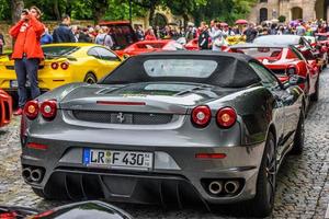 Tyskland, fulda - juli 2019 grå silver- ferrari f430 typ f131 cabrio är en sporter bil produceras förbi de italiensk bil tillverkare ferrari från 2004 till 2009 som en efterträdare till de ferrari 360. de bil foto