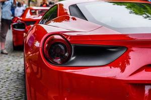 tyskland, fulda - jul 2019 baklyktor på röd ferrari 488 spider typ f142m coupe är en mittmotorsportbil tillverkad av den italienska biltillverkaren ferrari. bilen är en uppdatering till 458 foto