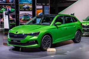 frankfurt, tyskland - sept 2019 limegrön skoda scala herrgårdsvagn kombi familjebil baserad på vision rs, iaa international motor show auto exhibition foto