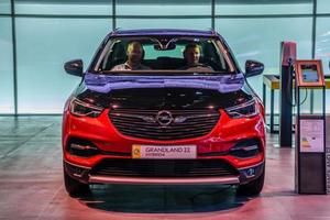 frankfurt, Tyskland - september 2019 röd svart opel storland x hybrid sUV bil, iaa internationell motor visa bil utställning foto