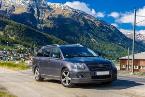 schweiz, davos - mai 2017 Toyota avensis t25 i alps berg, samedan, maloja, graubuend foto