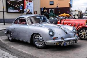 tyskland, limburg - apr 2017 silver porsche 356 coupe 1948 i limburg an der lahn, hesse, tyskland foto