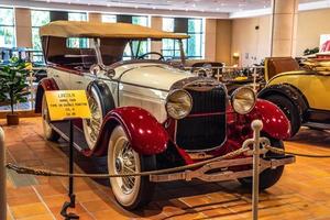 fontvieille, Monaco - jun 2017 vit röd lincoln v8 dubbel- phaeton 1928 i Monaco topp bilar samling museum foto