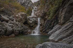 berg flod ström vattenfall grön skog landskap natur växt träd regnskog djungel foto