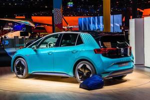 frankfurt, tyskland - sept 2019 azurblå volkswagen vw id3 är en kompakt c-segment elbil baserad på meb-plattformen, bl.a. International Motor Show auto exhibition foto