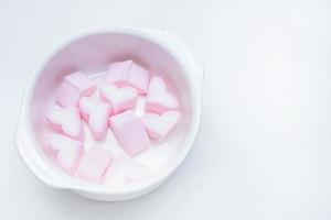 vita och rosa marshmallows hjärtan tydlig bild bakgrund. foto