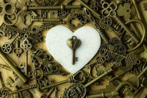 vitt hjärta och guldnyckel för alla hjärtans dag innehåll. foto