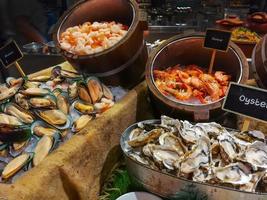 färsk fisk och skaldjur på disken bar i restaurangen. foto