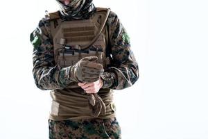 närbild av soldat händer sätta skyddande slåss handskar foto