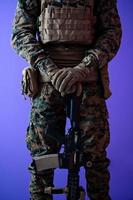 modern krigföring soldat lila backgorund foto