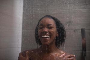 afroamerikansk kvinna i duschen foto