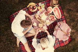 ovanifrån av par som njuter av picknicktid foto