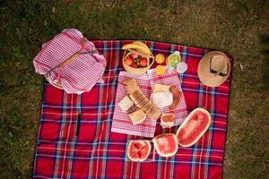 topp se av picknick filt miljö på de gräs foto