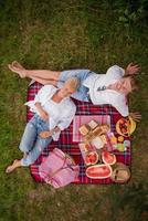 ovanifrån av par som njuter av picknicktid foto