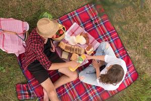 ovanifrån av par som njuter av picknicktid foto