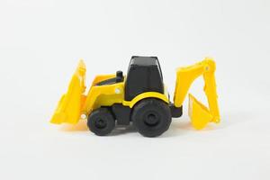 gul traktor loader leksak på vit bakgrund isolering bild. foto