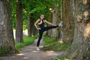 kvinna stretching före fitness foto