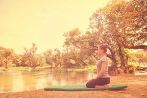 kvinna som mediterar och gör yogaövningar foto