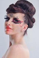 vacker kvinna med lyxig makeup foto