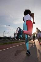 multietnisk grupp människor på jogging foto