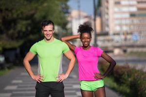 porträtt av ung multietnisk joggning par redo till springa foto