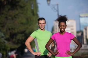 porträtt av ung multietnisk joggning par redo till springa foto