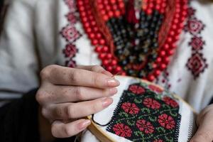 en flicka broderier en traditionell ukrainska vyshyvanka mönster foto