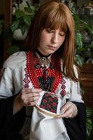 en flicka broderier en traditionell ukrainska vyshyvanka mönster foto