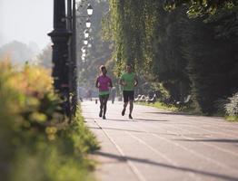 ung multietnisk par joggning i de stad foto