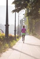afrikansk amerikan kvinna joggning i de stad foto