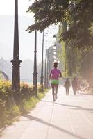 afrikansk amerikan kvinna joggning i de stad foto