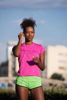 ung afrikansk amerikan kvinna löpning utomhus foto