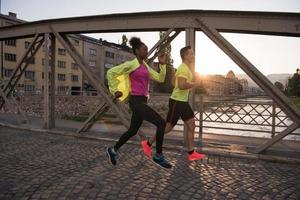 ung multietnisk par joggning i de stad foto