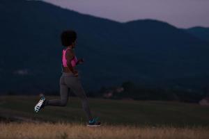 ung afrikansk amerikan kvinna joggning i natur foto