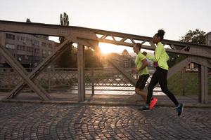 ung multietnisk par joggning i de stad foto