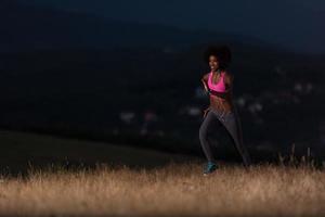 ung afrikansk amerikan kvinna joggning i natur foto