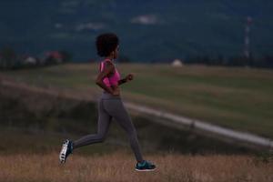 ung afrikansk amerikan kvinna joggning i natur foto