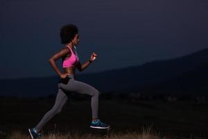 ung afrikansk amerikan kvinna joggning i natur foto