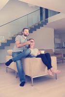 romantisk par på de soffa tittar på tv foto
