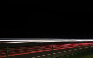 bilspår på natten foto
