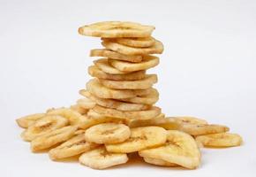 en stack av banan pommes frites står på en knippa av pommes frites. foto